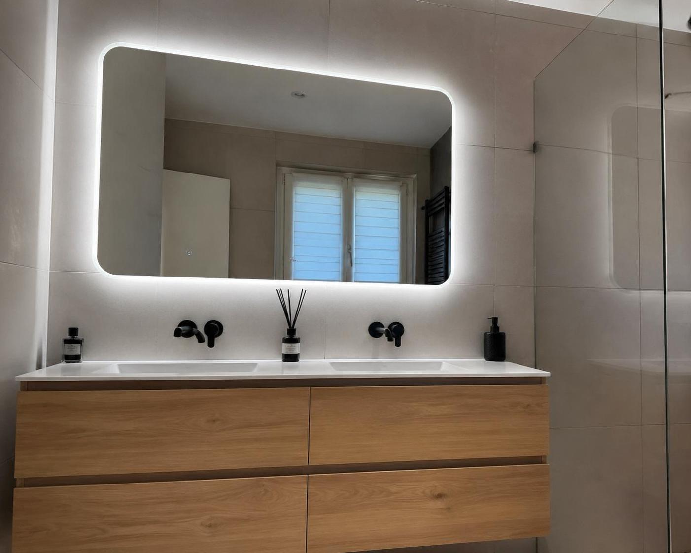 découvrez notre guide pratique pour choisir et installer le miroir éclairant parfait dans votre salle de bain, alliant style et fonctionnalité pour un espace lumineux et élégant.