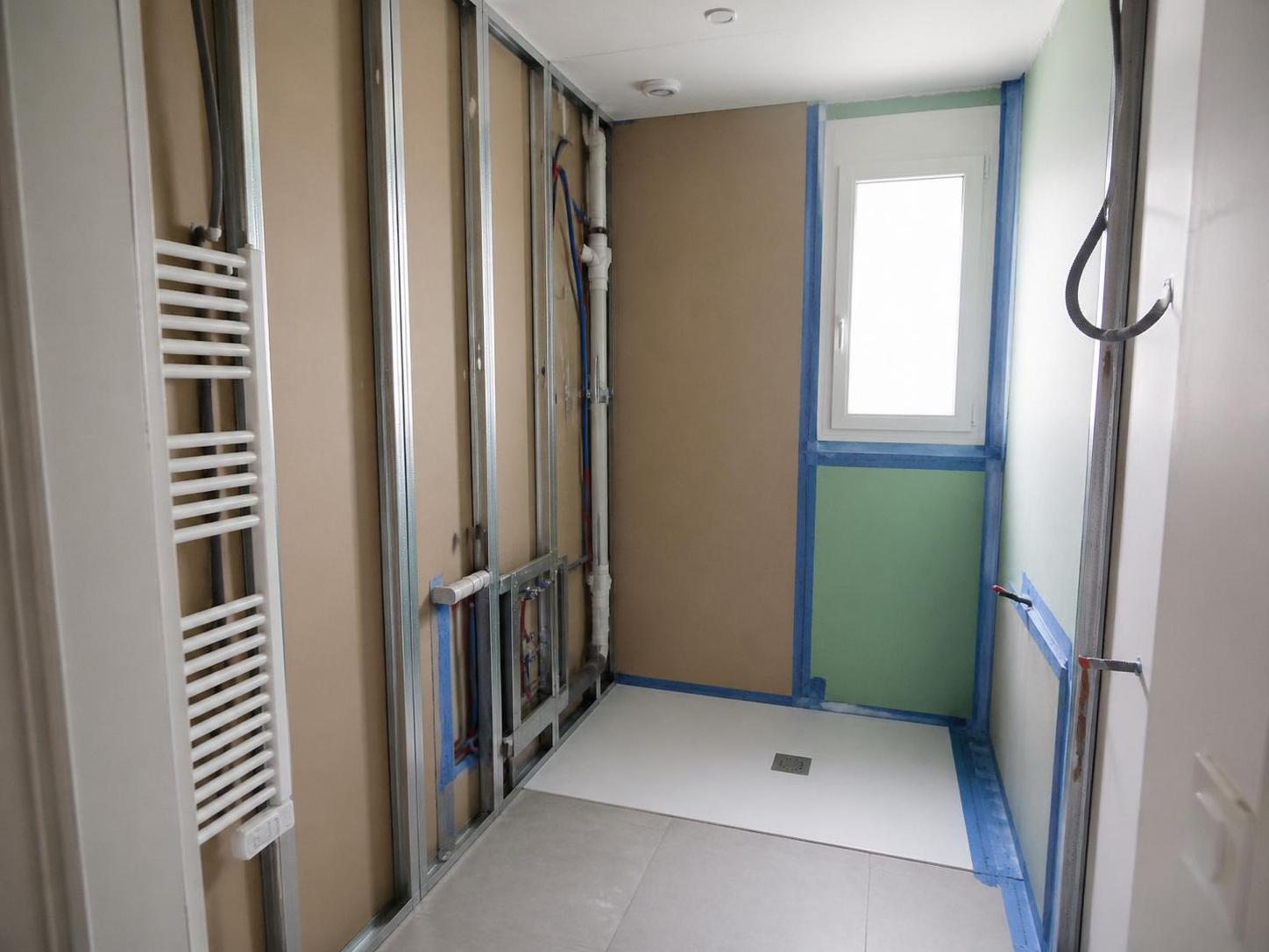 découvrez le guide complet pour rénover votre salle de bain en 2024 avec un aperçu détaillé des coûts et des aides financières disponibles, notamment maprimerénov’, pour un projet réussi et économique.