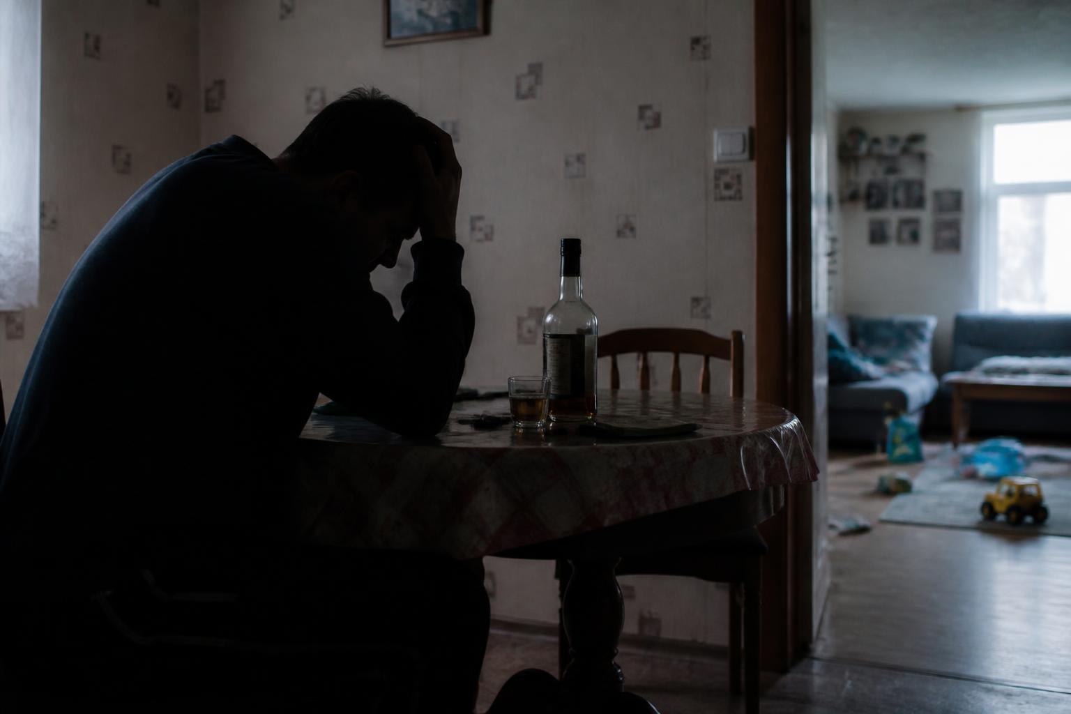 Faut-il quitter une personne alcoolique : ce que disent les experts et ceux qui l'ont vécu 2 découvrez les conseils d'experts et les témoignages de personnes ayant vécu une relation avec un proche alcoolique pour mieux comprendre s'il faut quitter ou soutenir un être cher confronté à l'alcoolisme.