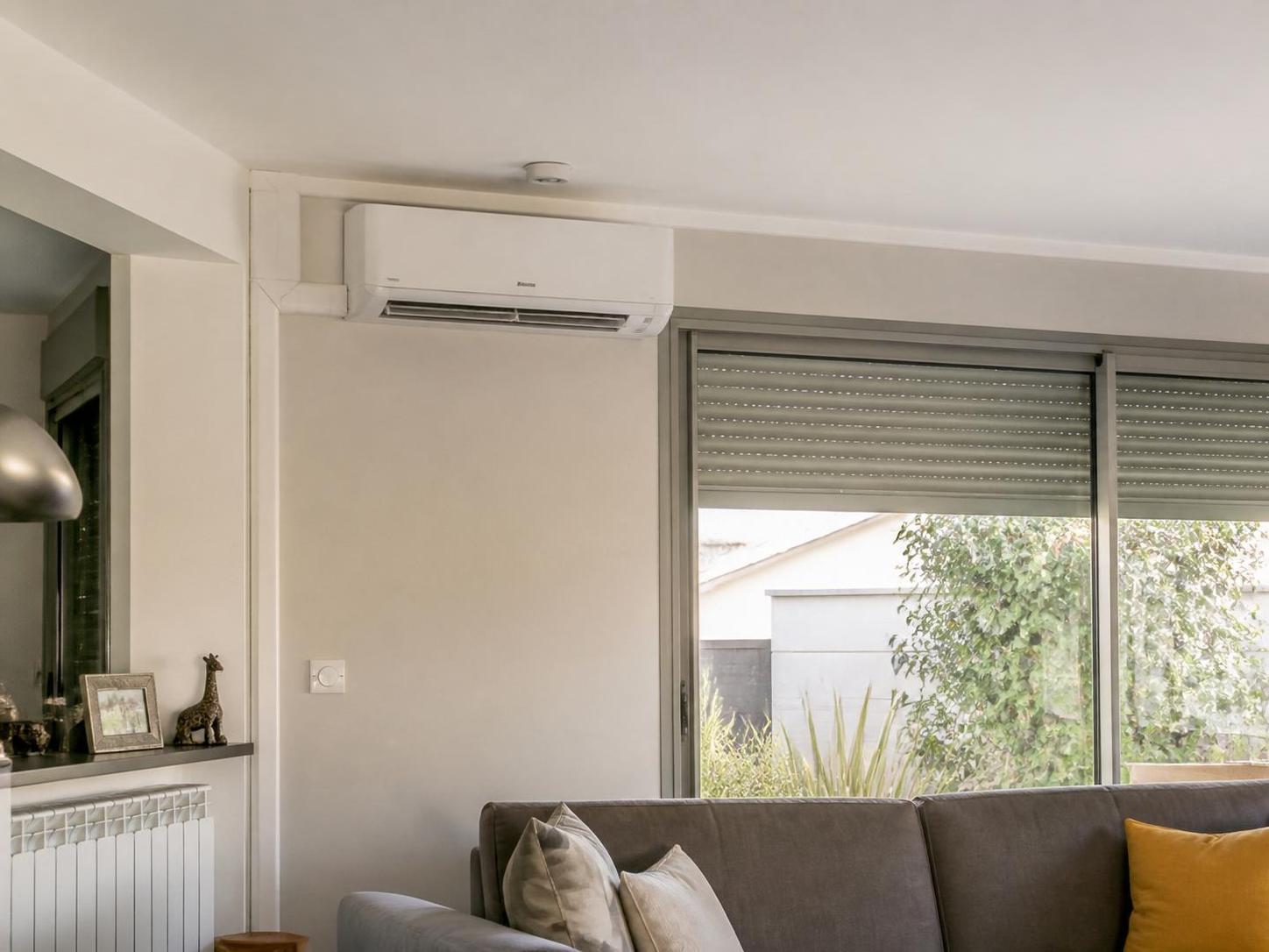 découvrez notre guide pratique pour installer une climatisation réversible et bénéficiez de toutes les aides gouvernementales disponibles pour un projet économique et écologique.