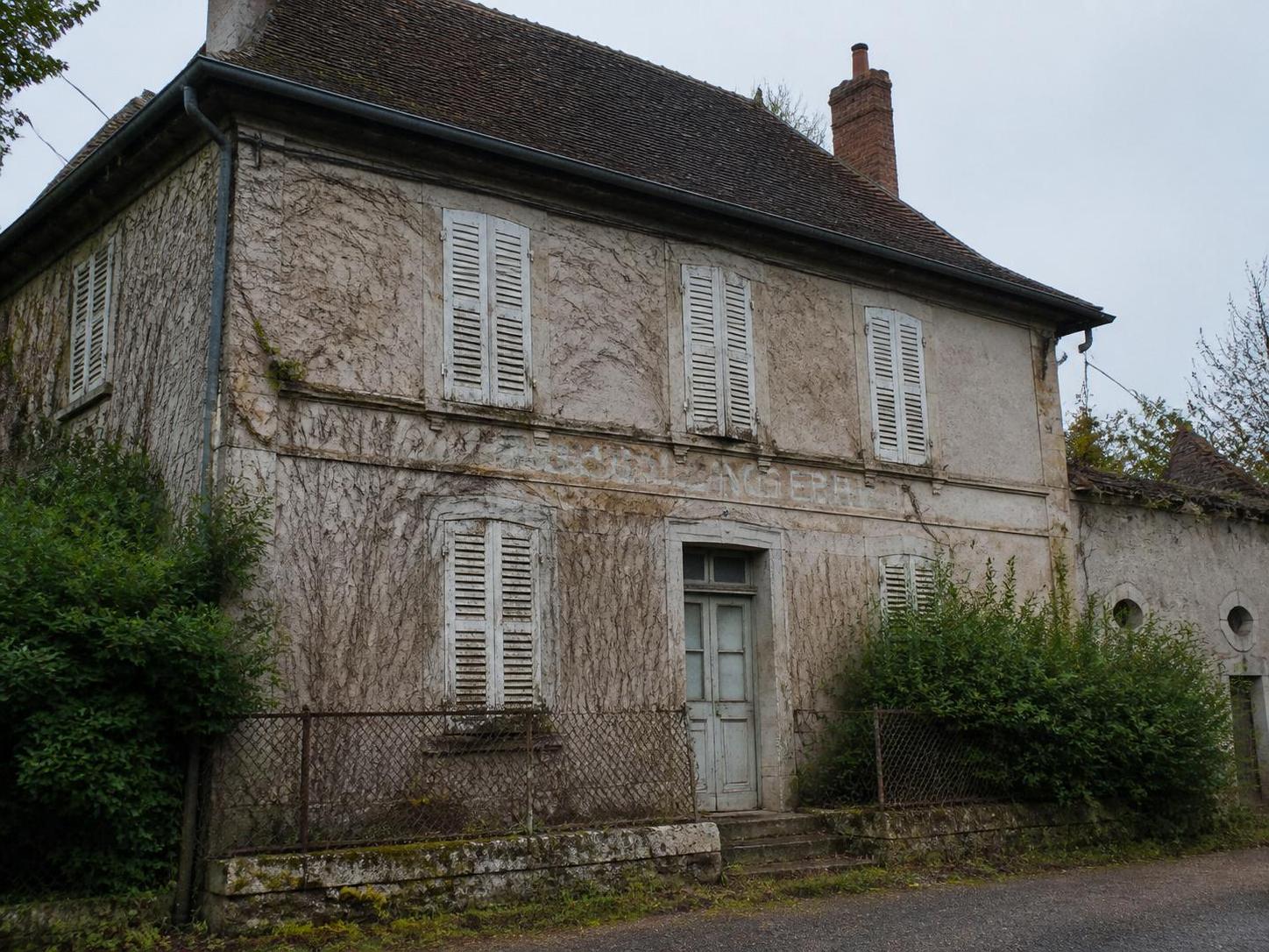 découvrez comment trouver une maison abandonnée à donner et anticipez les travaux nécessaires pour la restaurer efficacement.