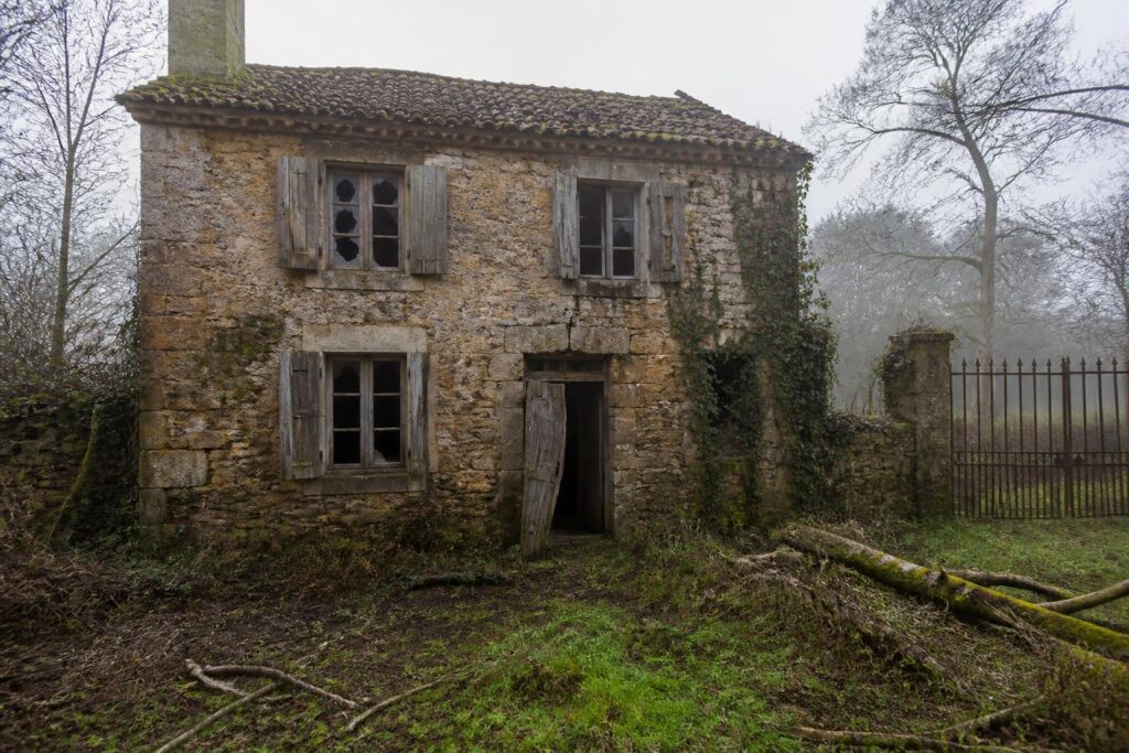 découvrez comment trouver une maison abandonnée à donner et quels travaux prévoir pour la rénover efficacement. guide pratique pour dénicher ces biens atypiques et anticiper les rénovations nécessaires.