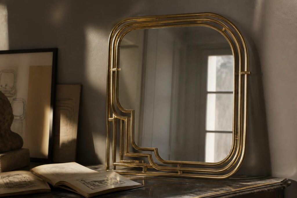découvrez l'histoire fascinante du miroir line vautrin, apprenez à évaluer sa valeur et maîtrisez les astuces pour reconnaître une pièce authentique.