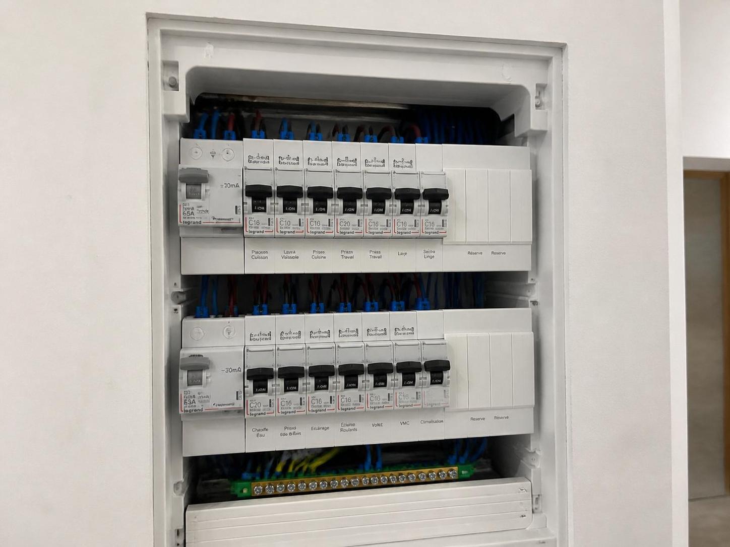 découvrez notre guide complet sur la norme nfc 15-100 pour maîtriser l'électricité en toute sécurité. apprenez les règles essentielles, conseils pratiques et bonnes pratiques pour vos installations électriques.