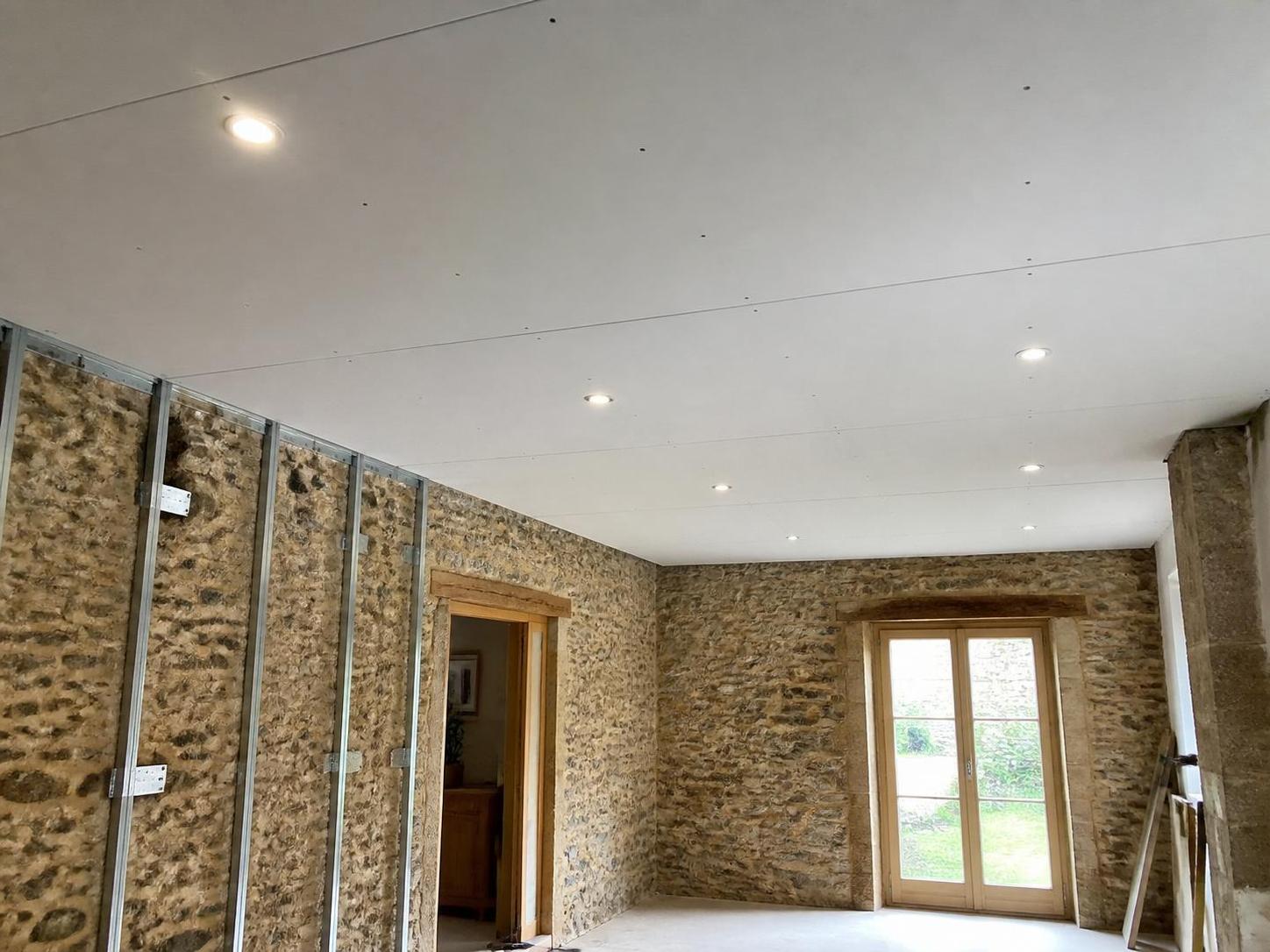 découvrez le plafond autoportant : son principe, sa mise en œuvre étape par étape, et ses nombreux avantages pour optimiser l'isolation thermique et acoustique de votre intérieur.