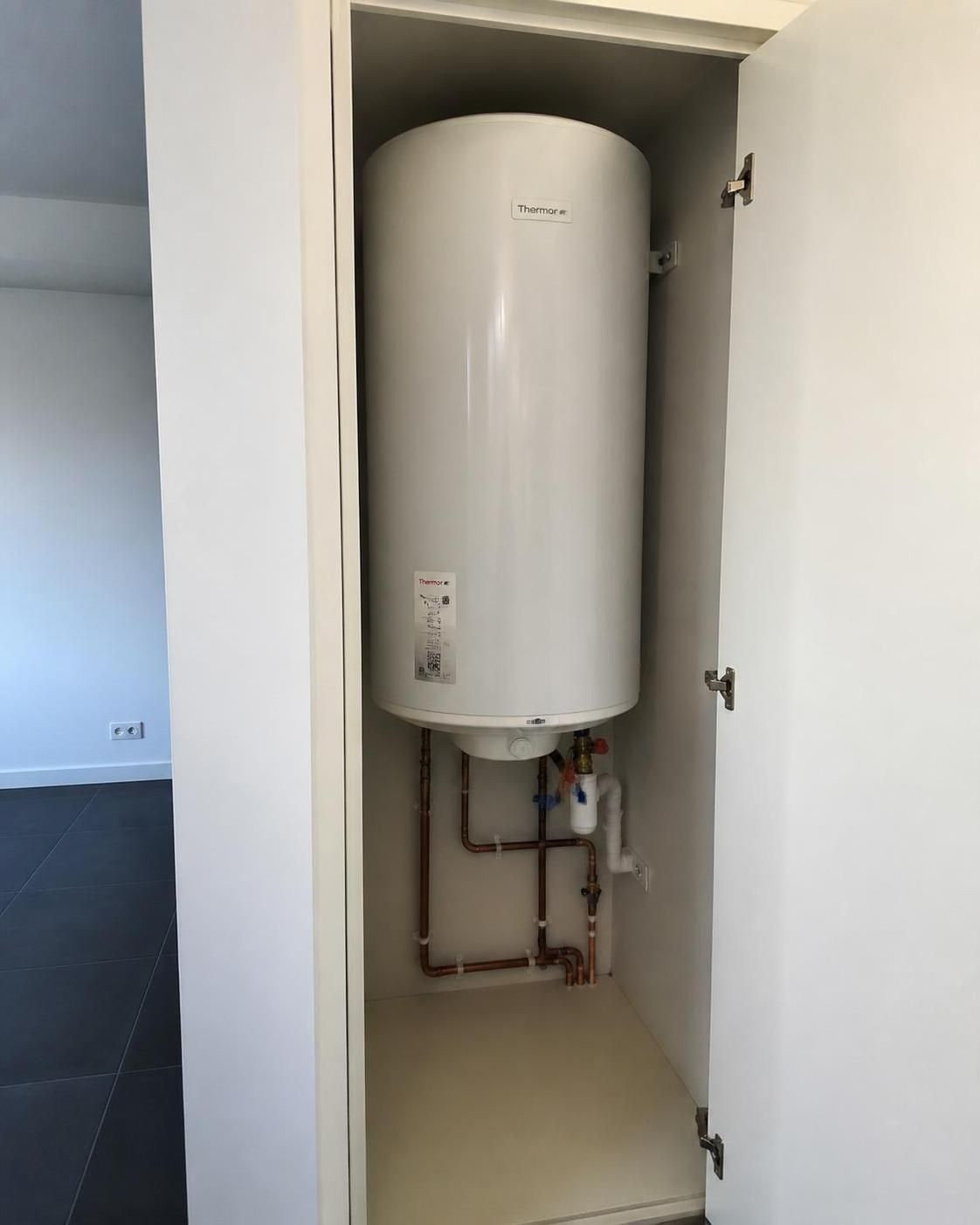 découvrez comment choisir la taille idéale de votre chauffe-eau 100l en tenant compte de l'encombrement et de la capacité effective pour un confort optimal et une installation adaptée.