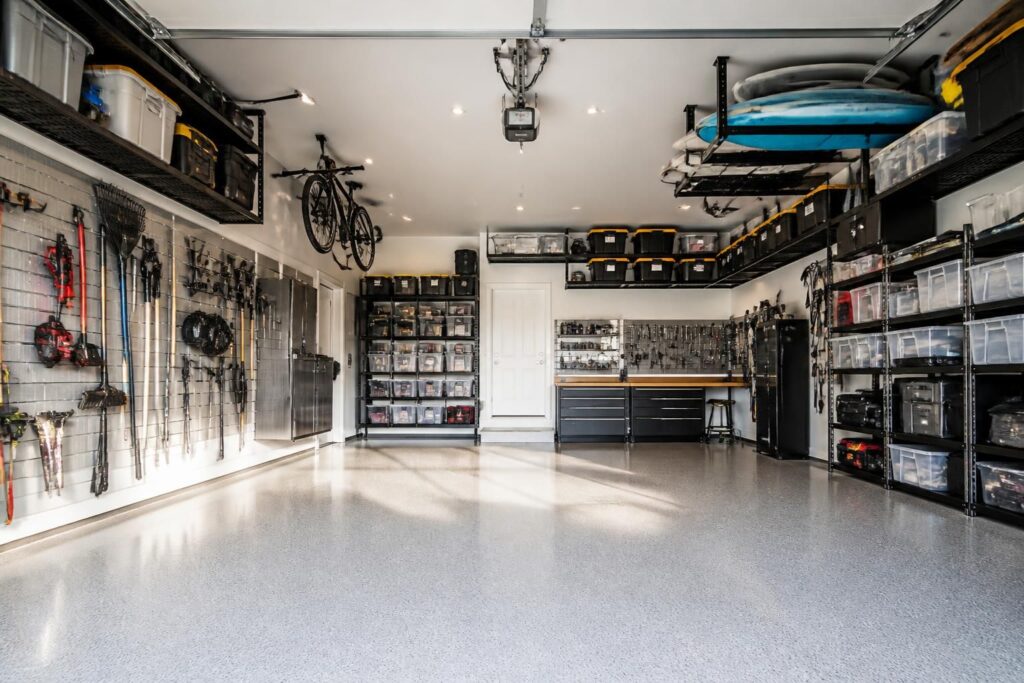 découvrez des astuces ingénieuses pour optimiser votre garage, améliorer le rangement et gagner un maximum d'espace de manière efficace.