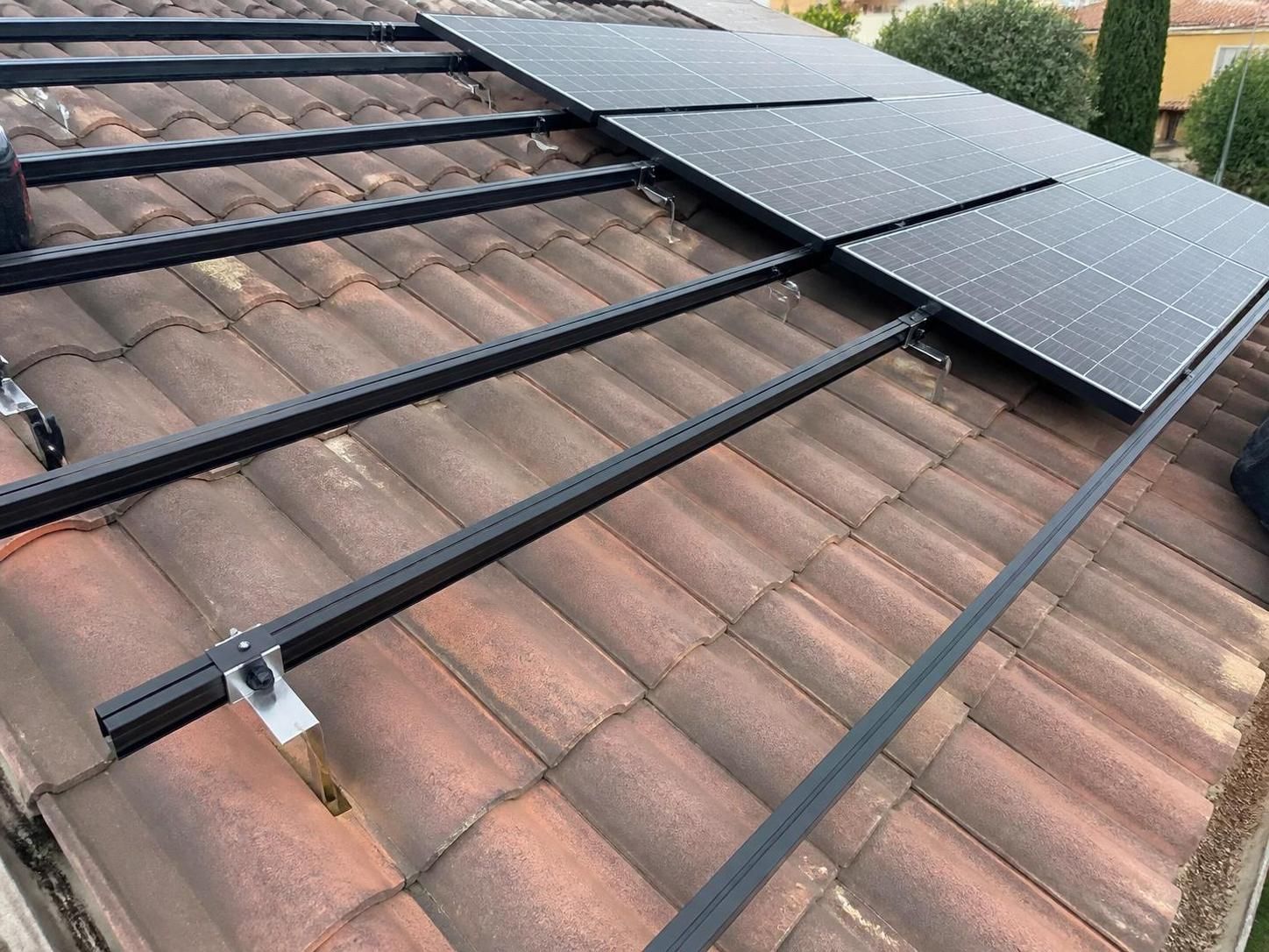 Rails pour panneaux solaires : comment sélectionner le profilé idéal pour votre installation 2 découvrez comment choisir le profilé idéal de rails pour panneaux solaires afin d'assurer une installation durable, efficace et adaptée à vos besoins énergétiques.