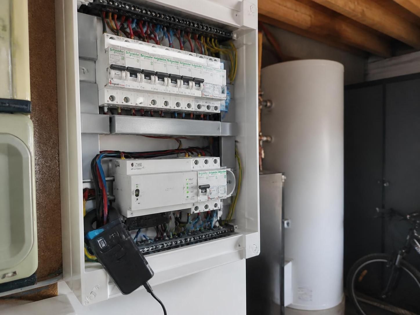 découvrez le fonctionnement d'un routeur pour chauffe-eau en autoconsommation solaire et analysez sa rentabilité pour optimiser votre consommation énergétique et réduire vos factures.