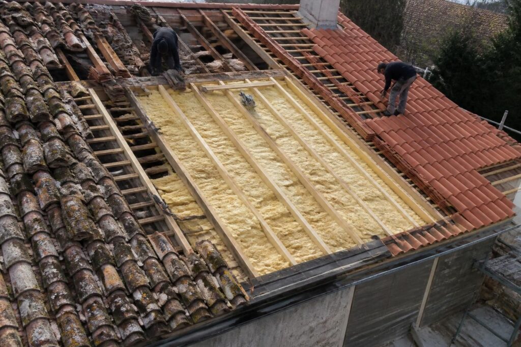 découvrez comment estimer un budget réaliste pour la rénovation d'une toiture de 50m2, avec un coût détaillé poste par poste pour mieux planifier vos travaux.