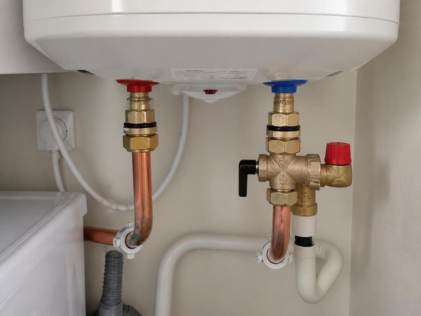 Sécurité en plomberie : Comprendre et installer le raccordement diélectrique pour chauffe-eau 2 découvrez comment assurer la sécurité en plomberie en comprenant et installant correctement le raccordement diélectrique pour chauffe-eau, afin de prévenir la corrosion et garantir une installation durable.