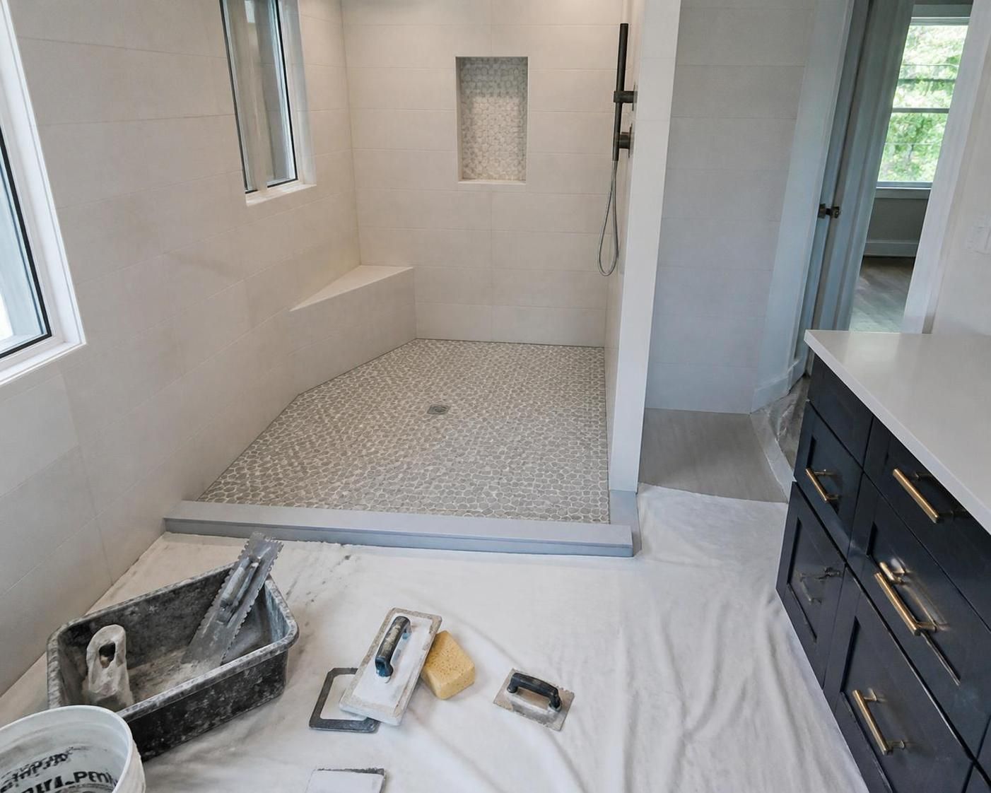 découvrez notre guide complet pour assurer l'étanchéité parfaite de votre salle de bain avec la pose et l'entretien des joints de carrelage en époxy, garantissant durabilité et esthétique.